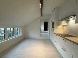 <div>
<div><span>Op de eerste verdieping van dit karaktervolle pand vind je <b>een éénslaapkamerappartement</b> dat authenticiteit en hedendaags comfort combineert.<br /></span></div>
<div>Het historische karakter werd met zorg bewaard tot in de kleinste details, terwijl het wooncomfort volledig aan de eisen van vandaag voldoet. Dankzij het gebruik van moderne warmtepompen geniet je bovendien van een energiezuinige leefomgeving.</div>
<div>Het appartement is bereikbaar via een buitentrap en beschikt over een gemeenschappelijke fietsenberging.</div>
<div>Gelegen in de directe nabijheid van het station,<span> met een bushalte in de straat</span>, met winkels en centrum op wandelafstand, biedt dit appartement. een unieke kans om stijlvol en duurzaam te wonen in hartje Tielt. Er zijn<span> </span><b>geen syndicuskosten</b>.</div>
<div></div>
</div>
<div>Sfeervol en lichtrijk appartement met één slaapkamer aan straatzijde volledig instapklaar en afgewerkt met oog voor detail.</div>
<div><span>INDELING: leefruimte, volledig ingerichte keuken (kasten, spoelbak, vitrokeramische kookplaat, dampkap, koelkast met diepvriesvak, vaatwasser...), gastentoilet, slaapkamer, badkamer met douche, berging</span><span>/</span><span> wasplaats. </span><span>Verlichtingselementen en gordijnen zijn reeds voorzien!</span></div>
<div><br />Het EPC is in opmaak.</div>