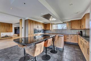 <p>Voor meer info of afspraak bel Matthias 054 69 39 39. Deze <strong>gerenoveerde/deels nieuwbouw woning</strong> is uitermate geschikt voor grote gezinnen of <strong>grote gezinnen met praktijkruimte/zelfstandige activiteit</strong>. Dit door verschillende toegangsdeuren. Ook <strong>kangoeroewoning </strong>behoort tot de mogelijkheden. De woning werd volledig gerenoveerd en voorzien van alledaags comfort. Hoewel instap klaar liggen verschillende nutsleidingen al klaar om bijkomende badkamers en bijkomende faciliteiten te bewerkstelligen. Gezien de eigenaar binnenhuisarchitecte is werd de woning <strong>gerenoveerd met smaak en stijl</strong>. Eiken deuren, ingemaakte massieve kasten over de volledige benedenverdieping, massief eiken Amerikaanse keuken met granieten werkblad zijn slechts een deel van de troeven van de woning. De living van maar liefst 50 m2 heeft een <strong>adembenemend uitzicht op de achterliggende tuin en velden</strong>. Een <strong>veranda </strong>van 51 m2, met zonnepanelen als dak, zorgt voor een extra leefruimte. De woning bezit <strong>4 slaapkamers</strong> doch de ruimtes die wij beschrijven als bureelruimte (25m2) kan eveneens als bijkomende zelfstandige leefruimte, slaapkamers/praktijkruimte gebruikt worden. Energetisch werd deze woning eveneens aangepakt wat resulteerde in een <strong>EPC A</strong>. Absolute troeven van dit huis zijn de open leefruimtes, zuinig energetisch verbruik, mooie locatie op verbindingsweg met achterliggende velden. Mogelijkheid om een eigen toets te geven aan de woning.</p><p>Grijp deze kans en maak van dit huis uw thuis</p>