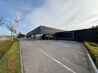 Dit multifunctionele bedrijfsgebouw beschikt over een showroom gecombineerd met opslagruimte & conciërgewoning en geniet van een strategische...