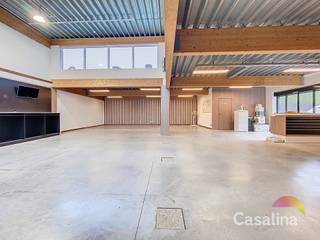 CASALINA Real Estate propose à la vente en exclusivité : Rez-de-chaussée commercial de +/- 385m² ENTIÈREMENT RÉNOVÉ en 2014, offrant de...