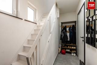 Deze instapklare open bebouwing is de ideale gezinswoning waar u zonder zorgen meteen uw intrek kan nemen. Dankzij de vele ramen geniet u doorheen de volledige woning van een aangename lichtinval en een open gevoel. De woning werd bovendien recent volledig gerenoveerd, waardoor u zich geen zorgen hoeft te maken voor eventuele renovaties.<br /><br />Bij het betreden van de woning valt meteen de ruime en lichtrijke leefruimte op, die naadloos aansluit op de keuken.<br />De woning beschikt over vijf volwaardige slaapkamers, waardoor er ruimte in overvloed is voor grote gezinnen, thuiswerk of hobbyruimtes. Met twee badkamers geniet u bovendien van extra comfort en functionaliteit in het dagelijkse leven.<br /><br />Buiten vindt u een leuke tuin waar het aangenaam vertoeven is, aangevuld met een praktisch tuinhuis voor extra stockage of tuinmateriaal. <br />Als leuke extra's zijn er de handige staanplaatsen en nuttige kelderberging.<br /><br />Beschikbaar bij akte!<br /><br />Contacteer Top Vastgoed voor een bezoek op 0475 700 700!
