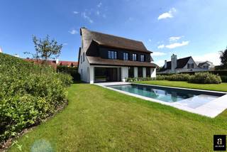 <strong>Zonnige, volledig vernieuwde villa met zwembad in het Zoute</strong><br /><br />Op een absolute toplocatie in het residentiële Zoute, rustig gelegen in een doodlopende straat nabij de Kalfsmolen, bevindt zich deze luxueuze alleenstaande villa met zwembad. De woning is omgeven door groen en ligt op slechts vijf minuten rijden van het centrum van Knokke. Via het nabijgelegen Koningsbos wandelt u in alle rust naar het strand en de Kustlaan.<br /><br />De villa werd volledig gestript en met hoogwaardige materialen vernieuwd. Ze biedt een uitzonderlijk wooncomfort met onder meer 6 slaapkamers, 5 badkamers en een zuidgerichte tuin met verwarmd zwembad. Dankzij de automatische toegangspoort bereikt u de ruime oprit met plaats voor vier wagens. Er is ook een inpandige garage.<br /><br />Indeling: inkomhal met vestiaire en gastentoilet, ruime leefruimte in parket met open haard en maatwerkkasten in fineer eik, aparte eetruimte met toegang tot het overdekte terras en de tuin. De moderne keuken is volledig uitgerust met Miele-toestellen en een marmeren werkblad. Praktische wasruimte met extra bergruimte.<br /><br />Op de eerste verdieping bevinden zich vier volwaardige slaapkamers, elk met ingebouwde kasten en een eigen badkamer of douchekamer. De tweede verdieping telt nog twee ruime slaapkamers, een douchekamer en een apart toilet op de nachthal.<br /><br />EPC: 198 kWh/m² (UC: 3014336-RES-1)