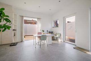 Ontdek deze veelzijdige gerenoveerde woning met handelsfunctie op een uitstekende locatie in Zwijnaarde.Deze eigendom combineert een lichtrijke...