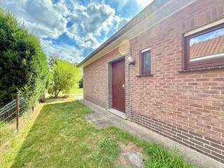 Deze verzorgde bungalow ligt op een zonnig en rustig gelegen perceel van 930m² in het bruisende centrum van Ertvelde. Mits opfrissing kan u hier een echte thuis creëren waar u nog jarenlang genot van zal hebben. Constructief gezien staat deze woning in een hele goede staat en er is als pluspunt de inpandige garage met mogelijkheden (woonuitbreiding). In dit pand is de leefruimte achteraan bij de tuin wat toch uitzonderlijk is bij dit soort panden. De connectie met de ruime groene tuin waar u van volledige privacy kunt genieten is hier de troef. Er zijn momenteel 2 slaapkamers maar de 3de kan gecreëerd worden. <br />Troeven: <br />- Zeer schaarse oppervlakte in het centrum van Ertvelde;<br />- Er zijn nog uitbreidingsmogelijkheden; <br />- Nette keuken & badkamer en momenteel 2 volwaardige slaapkamers;<br />- Ruime opbergzolder;<br />- GEEN ASBEST IN DE WONING !<br />- Inpandige garage<br />- Ruime zolder<br />- Zeer goede algemene staat <br /><br />Meer info of een bezoek? Bel WIJSvastgoed op +32 395 80 10 of mail naar hallo@wijsvastgoed.be !