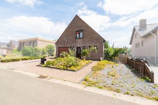 <p>Te koop: open bebouwing in Leuven, gelegen aan de stadsrand.<br /><br />Deze woning in de Boomgaardstraat biedt een interessante opportuniteit voor wie een huis wil kopen in Leuven en op zoek is naar ruimte en potentieel. De open bebouwing beschikt over drie slaapkamers en een praktische indeling die tal van mogelijkheden biedt voor renovatie en inrichting naar eigen smaak. Dankzij de ligging aan de stadsrand geniet u van een vlotte bereikbaarheid en een aangename woonomgeving nabij Leuven. De veranda zorgt voor extra leefruimte en een mooie verbinding met de buitenomgeving. Een garage en berging bieden bijkomend comfort en praktische opbergruimte.<br /><br />Belangrijkste ruimtes:<br />• Living met aangename leefruimte<br />• Keuken met aansluitende mogelijkheden voor inrichting op maat<br />• Veranda met zicht op de buitenruimte<br />• Drie slaapkamers<br />• leuke tuin<br />• Berging met extra opbergruimte<br />• Garage voor wagen of fietsen<br /><br />Troeven:<br />• Open bebouwing met veel mogelijkheden<br />• Gelegen aan de stadsrand van Leuven<br />• Drie slaapkamers en praktische indeling<br /><br />Neem vandaag nog contact op met je ERA-makelaar voor een bezoek op +3216895050.<br />JOUW DROOMHUIS. ZO GEVONDEN!</p>