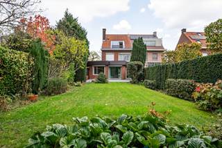 This spacious house is located in one of the most sought-after locations of Linkeroever. The original structure dates from 1961 and offers a...