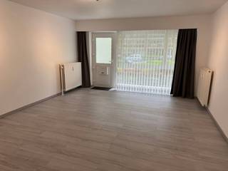 Leuk gelijkvloers appartement met 1 slaapkamer gelegen vlakbij het Rivierenhof.Indeling: leefruimte (salon + eetkamer) met veel lichtinval, open...