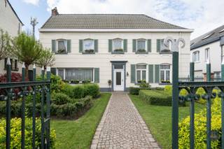 Voor verdere info of een vrijblijvende waardebepaling: pieter.buedts@homixx.be of 016 199 347.<br /><br />Ontdek deze exclusieve en karaktervolle neoclassicistische gezinswoning met een indrukwekkende bewoonbare opp van maar liefst 216 m². Deze unieke eigendom geniet van een ontzettend gunstige ligging in het bruisende centrum van Haacht, waardoor alle belangrijke voorzieningen zoals winkels, scholen, openbaar vervoer en gezellige horecagelegenheden zich op wandelafstand bevinden.<br /><br />Bij het betreden van de woning wordt u verwelkomd in een statige inkomhal met vestiaire. Het gelijkvloers beschikt over een lichtrijke salonruimte met een authentieke open haard, een sfeervolle eetplaats met een tweede open haard en een keuken voorzien van een lichtkoepel. Deze loopt naadloos over in de achterliggende woonveranda, waar u heerlijk kunt vertoeven. Verder treft u hier een praktische berging/wasplaats en een apart toilet.<br /><br />Op de eerste verdieping bevinden zich drie ruime slaapkamers en een badkamer uitgerust met een inloopdouche en toilet. De zolderverdieping biedt een verrassing van formaat: drie grote ruimtes die tal van mogelijkheden bieden als extra slaapkamers, hobbyruimte of bureau.<br /><br />De woning beschikt bovendien over een gezellig tuintje met een handige carport en een kelder die extra opslagruimte biedt.<br /><br />Bent u op zoek naar een ruime woning met ziel die u nog volledig naar uw eigen wensen kunt inrichten? Contacteer ons dan snel voor een bezoek aan dit bijzonder pand.