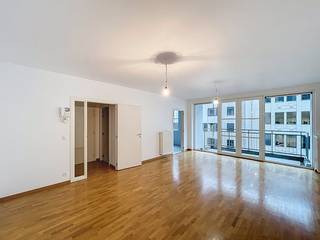 Te huur in de Koolstraat 32, in het hart van Brussel.Ruim appartement met 2 slaapkamers en een grote leefruimte die toegang geeft tot een...