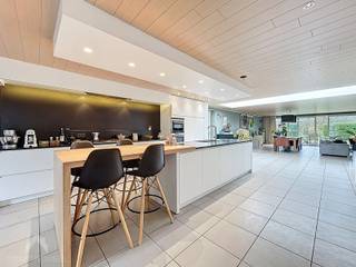 Instapklare woning met maar liefst een bewoonbare oppervlakte van 270m² bestaande uit een ruime inkomhal met vestiairekast en gastentoilet, volledig uitgeruste open keuken met eiland, lichtrijke leefruimte met eet-en zithoek + gashaard, droge kelder, polyvalente ruimte/garage van +-25m² en een grote tuin met aangelegde zonneterrassen en tuinberging + lounge. Op het verdiep is een badkamer (inloopdouche, ligbad en dubbele lavabo), nachthal met afzonderlijk toilet, 4 volwaardige slaapkamers, dressing en een trapluik naar de zolder. Ideaal voor groot gezin, hobbyist of voor wie wonen en werken wenst te combineren!<br />
<p></p>
<p>Extra troeven:</p>
<ul>
<li>Energiezuinig</li>
<li>Zonneboiler</li>
<li>Regenwaterput van 10.000L</li>
<li>Ruim en lichtrijk</li>
<li>Parkeergelegenheid voor de woning</li>
<li>Centrale locatie</li>
<li>Instapklaar</li>
</ul>
<p>Deze woning is te koop ZONDER makelaar via het concept van Smart Houses! Wenst u verdere inlichtingen of bezoek? Contacteer rechtstreeks de eigenaar via 0475/72.20.72</p>