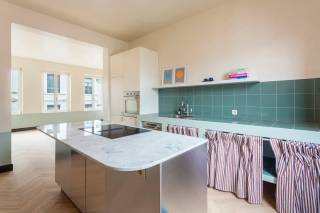 Ben je op zoek naar een stijlvol duplexappartement op één van de meest gegeerde locaties van Antwerpen? Dit gerenoveerde pareltje ligt in een rustige zijstraat van de begeerde Amerikalei en combineert charme, comfort en rustig wonen in een kleinschalig gebouw. Je woont hier op wandelafstand van het bruisende Zuid, waar jong en oud vandaag volop genieten van restaurants, bars, het KMSKA en het nieuwe Zuidpark.<br /><br />Bij het betreden van het appartement op de tweede verdieping betreedt u de lichtrijke leefruimte, voorzien van een elegante visgraatparket. De open keuken met eiland en natuurstenen werkblad beschikt over kwalitatieve inbouwtoestellen.<br /><br />De derde verdieping beschikt over twee ruime slaapkamers, waarvan één is afgewerkt met een open vide die extra mogelijkheden creëert, bijvoorbeeld voor het inrichten van een bureau. Beide kamers genieten van een aangename en natuurlijke lichtinval, wat bijdraagt aan een open en comfortabel gevoel. Daarnaast is er een stijlvolle badkamer aanwezig, uitgerust met een zeer ruime inloopdouche en een dubbele lavabo, waar comfort en functionaliteit perfect samenkomen.<br /><br />Tot slot is er een private kelder aanwezig die zorgt voor extra, praktische opslagruimte.<br /><br />Interesse? Contacteer LISTED vandaag nog voor een bezoek: +32 3 283 51 51.