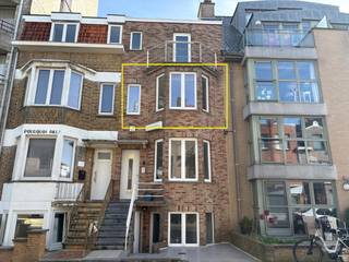 Appartement entièrement rénové et baigné de lumière au 2ème étage d'une petite résidence (sans ascenseur). Prêt à emménager et fini avec des matériaux de haute qualité (parquet, douche à l'italienne et cuisine moderne).<br /><br />Agencement : Hall d'entrée menant au salon lumineux avec cuisine ouverte. L'appartement dispose d'une chambre, d'une salle de bains avec douche à l'italienne, d'un WC séparé et d'un débarras avec raccordement pour machine à laver et sèche-linge.<br /><br />AVANTAGES :
<ul>
<li>Petite résidence, pas de frais de syndic</li>
<li>1 chambre</li>
<li>Immédiatement libre</li>
</ul>
<br />Loyer : 750 € / mois<br />Frais de syndic : 0 €<br /><br />Intéressé ? Contactez directement Immo Albatros pour une visite !
