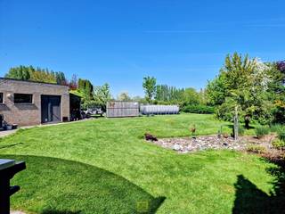 Op zoek naar ruimte, comfort én energiezuinig wonen? Deze prachtige open bebouwing in Aalst-Nieuwerkerken heeft het allemaal. Gelegen op een mooi perceel van 12,47 are en met een bewoonbare oppervlakte van 227 m², biedt deze woning een unieke combinatie van woonkwaliteit en moderne technieken.<br />Binnenin wordt u verwelkomd in een lichtrijke en ruime leefruimte, met aansluitend de keuken en een praktische berging (tevens technische ruimte). Op het gelijkvloers vindt u bovendien een inkomhal, een apart toilet en een praktische bureauruimte, ideaal voor thuiswerk.<br />De woning beschikt over vier volwaardige slaapkamers en een ruime badkamer op de eerste verdieping, uitgerust met een comfortabel hoekbad en een aparte douche. Zowel boven als beneden is er een apart toilet voorzien.<br />Ook buiten is het heerlijk vertoeven. De aangelegde tuin met overdekt terras vormt een echte troef, compleet met tuinmeubilair, windschermen en sfeervolle verlichting. Tijdens warme dagen geniet u van het ruime opbouwzwembad met bijhorende installaties en zelfs een buitendouche met warm en koud water.<br />Praktisch gemak is overal aanwezig: een ruime garage met automatische poort, parkeergelegenheid voor meerdere wagens en extra ruimte voor een caravan of aanhangwagen. Bovendien is er nog een uitbreidingsmogelijkheid voor een tweede garage of tuinbureau.<br />Op energetisch vlak scoort deze woning uitzonderlijk goed. Dankzij zonnepanelen, een thuisbatterij, zonneboiler en een efficiënte hybride verwarmingsinstallatie met warmtepomp, geniet u van bijzonder lage energiekosten – in 2025 leverde de woning zelfs een netto-opbrengst op. Extra comfort wordt geboden door airco-units, hoogwaardige beglazing, regenwaterrecuperatie en een waterverzachter.<br />Als kers op de taart worden tal van kwalitatieve extra’s mee verkocht, waaronder meubilair, een audiovisuele installatie, een robotmaaier, een pelletkachel en diverse tuin- en terrasvoorzieningen. Gelegen nabij basisschool De Linde (wandelafstand), supermarkt, ...<br />Kortom: een ruime, perfect uitgeruste woning waar u zorgeloos kunt intrekken en meteen geniet van comfort, energiezuinigheid en een aangename leefomgeving.