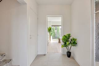 IN OPTIE<br /><br />Ruime villa op 772m² te koop in één van de meest populaire wijken van Kortrijk, PIUS X.<br /><br />EXTRA KIJKDAG na afspraak woensdag 6 mei vanaf 13u30.<br />VOLZET op zaterdag 2 mei en zondag 3 mei.<br /><br />Alle info vindt u op www.villa-pius-kortrijk.be<br /><br />De villa werd volledig gerenoveerd en afgewerkt met uitsluitend hoogwaardige materialen en A-merken gekozen. De woning is instapklaar en energiezuinig.<br /><br />Indeling:<br /><br />Gelijkvloers:<br />- inkomhal met gastentoilet en verbinding naar garage en kelder<br />- lichtrijke leefruimte van 77m² met halfopen keuken en zicht op de tuin<br />- zeer uitgeruste maatwerk-keuken van Coelembier<br />- aangename, onderhoudsvriendelijke en zonnige tuin<br /><br />Tussenverdieping:<br />- masterbedroom met ingerichte dressing en ensuite badkamer (douche en lavabo)<br />- tweede slaapkamer ; kan eventueel ook dienen als bureauruimte<br /><br />Eerst verdiep:<br />- 3 slaapkamers<br />- 2de badkamer met ligbad, inloopdouche, dubbele lavabo en toilet<br /><br />Zolder van 40m² te bereiken met ladder.<br />Kelder met ruime garage (35m²) - wasplaats - technische ruimte met extra bergplaats<br /><br />Bijzonderheden:<br />- rustige en residentiële locatie<br />- zonnige tuin (ZZW georiënteerd)<br />- volledig gerenoveerd van A tot Z<br />- EPC 116 &amp; asbestvrij<br />- 13 zonnepanelen (4.160 kW) en regenput van 3.000L<br />- voldoende parkeergelegenheid (garage en oprit)<br /><br />Kijkdagen vinden plaats op zaterdag 2 mei en zondag 3 mei NA AFSPRAAK.<br /><br />Bij interesse kunt u een bod uitbrengen "onder gesloten omslag" via mail. Dit kan via het document "aankoopbelofte" - link<br /><br />Deadline uitbrengen bod: zondag 10 mei om 18u<br /><br />Maak alvast je afspraak !<br /><br />Graag tot binnenkort.