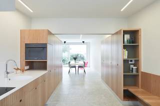 Indeling:<br />GLV°<br />- inkomhal met vestiaire en gastentoilet<br />- eetkamer, kan ook gebruikt worden als leefruimte<br />- open keuken voorzien van alle toestellen (mooi weggewerkt in de keuken)<br /><br />-1:<br />- ruime garage<br />- wasplaats<br />- leefruimte/ bureau<br />- toegang tot een zonnige tuin met prachtig zicht op de K-tower!<br /><br />1°<br />- slaapkamer met ensuite dressing en badkamer<br />- 2e slaapkamer met leuk zicht op de Leie<br /><br />2°<br />- ruime 3e slaapkamer met prachtig verzicht.<br />- 4e slaapkamer met toegang tot het dakterras.<br /><br />Algemeen:<br />- volledig voorzien van screens, lichtarmaturen en gordijnen!<br />- beschikbaar vanaf 01/11/2026!<br /><br /><br />Benieuwd naar meer?<br />Vraag snel je bezoek aan via www.dewaele.com.