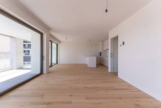 In de nieuwe hippe stadswijk ‘Oosteroever’ stellen wij u graag de residentie Arcade voor. Gelet op de locatie van de site, de historiek die er aan hangt en het enorme potentieel maakt van dit project een uniek gegeven aan de Belgische Kust. Omwille van deze gunstige locatie ben je in de directe nabijheid van heel wat noodzakelijke faciliteiten.
Het nieuwbouwproject omvat 34 appartementen, 2 handelspanden en wordt opgetrokken in een urban architectuur die volledig geïntegreerd is in zijn omgeving. In deze residentie worden er één-, twee- en drieslaapkamerappartementen aangeboden met een bewoonbare oppervlakte van 62m2 tot 197m2 en met zeer ruime terrassen die variëren van 8m2 tot 91m2.
In dit project bieden wij appartementen met havenzicht of zicht op het Central Park@Sea. Bovendien wordt ieder appartement voorzien van een hoogwaardige afwerking met volledige uitgeruste keuken en badkamer(s). De appartementen worden verkocht op plan en zijn dus nog aanpasbaar qua indeling en afwerking. Wie dit jaar nog aankoopt heeft de mogelijkheid om aan 6% BTW te kopen!
Ontdek het masterplan en de verschillende beschikbare appartementen nu! Contacteer ons voor een afspraak of voor meer informatie op 050 70 81 74 of op hello@keyimmo.be.