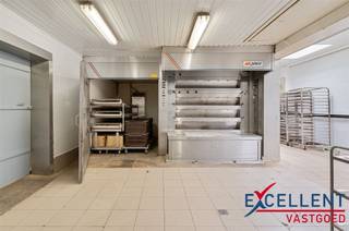 Bent u op zoek naar een ideale combinatie van wonen en werken? Dan is dit uitzonderlijk pand precies wat u zoekt! Gelegen op een strategische...