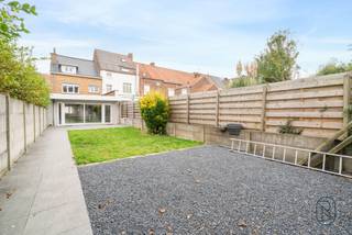 Instapklare gezinswoning met 5 slaapkamers, 2 badkamers en ruime tuin in het centrum van Ronse en op 3 minuten van het station!INDELING: inkomhal,...