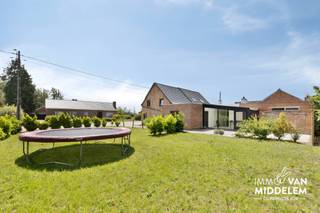 <strong>Immo Van Middelem vous propose cette maison à 3 façades entièrement rénovee située sur un beau terrain de +/- 5a25ca.</strong><br /><br />Bien que la structure de la maison date de 1949, le bien a fait l'objet d'une rénovation complète en 2023.<br />Grâce à ces investissements, la maison est en excellent état.<br />Elle dispose de 2 chambres spacieuses, ainsi que d’une annexe offrant la possibilité de créer une pièce supplémentaire ou d’aménager un logement indépendant. Dans le vaste jardin vous pourrez profiter d’un calme absolu.<br /><br />La Hellichtstraat a récemment été dotée de pistes cyclables entièrement rénovées et sécurisées. La maison est située à proximité des principaux axes routiers et des transports en commun.<br />Profitez, à quelques pas, des loisirs aquatiques et du calme au bord du célèbre lac de Rotselaar (« De Plas »), du Sportoase, ou partez à la découverte des sentiers de randonnée et des pistes cyclables pittoresques qui traversent le Wijngaardberg, avant de terminer par une délicieuse glace ou une gaufre.<br /><br />Côté culture musicale, vous pouvez vous rendre à pied au célèbre festival de Werchter.<br /><br />Si vous recherchez l’équilibre idéal entre calme, nature, détente et accessibilité, ne manquez pas de visiter cette maison.<br /><br />L’agencement est le suivant :<br />- REZ-DE-CHAUSSÉE : hall d’entrée, séjour (salon et salle à manger), salle de bains avec WC, cuisine équipée avec coin repas, veranda avec accès au jardin et à la terrasse, buanderie, pièce supplémentaire ou débarras.<br />- 1er ÉTAGE : couloir, 2 chambres<br />- GRENIER : petit grenier de rangement<br />- SOUS-SOL : cave +-12 m² (hauteur +-1,70 m)<br /><br />Chauffage central au gaz de ville. 8 panneaux solaires (3360 Wattpiek)<br />EPC : 389 kWh/m² - Classe D (UC : 0003879407).<br />Installation électrique NON CONFORME (petites modifications)<br />Ne pas sécurisé d'amiante. (petits travaux de désamiantage)<br />Libre à l’acte.