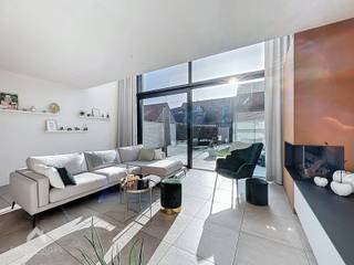 Deze recente, ruime woning is rustig gelegen en straalt hedendaagse luxe en comfort uit. De inkomhal met gastentoilet leidt u naar de...