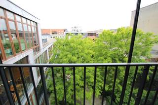 Appartement duplex ensoleillé d'environ 100 m² avec hauts plafonds, situé au deuxième étage (ascenseur présent) de la Résidence Arboretum, avec...