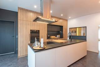 Smaakvol afgewerkte gezinswoning met een royale werkplaats van maar liefst 186m2 omgeven door een groen landschap.De woning is gelegen te...