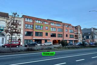 Gelegen in het bruisende centrum van Eeklo en dichtbij alle nodige voorzieningen, biedt dit fraaie appartement het ideale evenwicht tussen...