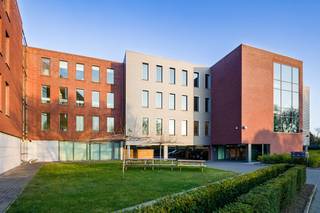 Instapklaar kantoor van 375 m² te huur op amper 5 min. rijafstand van de E17 te Zele.<br /><br />Het lichtrijke kantoor dat zich situeert op de derde verdieping, is momenteel ingedeeld in verschillende ruimtes en van alle hedendaagse comfort voorzien. De ruimte maakt deel uit van kantorencomplex dat voorzien is van een fitnessruimte, lift, overdekte parkeermogelijkheden etc. Mogelijkheid tot het huren van serverruimte, archief, stockage en/of parkeerplaatsen (7 euro per maand per parkeerplaats). Onmiddellijk beschikbaar.<br /><br />Voor bijkomende inlichtingen of een plaatsbezoek kan u contact opnemen met PANORAMA 09 225 09 09.