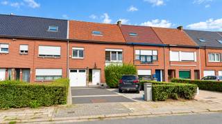 Deze ruime woning staat op een gezellig perceel van 272 m² en ligt op korte afstand van de invalswegen en de omliggende centra. Een praktische ligging voor wie alles graag vlot bereikbaar heeft.<br /><br />De volwaardige en ruime leefruimte geniet van maximale lichtinval en sluit daarnaast aan op de recent vernieuwde veranda. Dankzij de actieve verwarming in de veranda kan je doorheen het ganse jaar van deze ruimte genieten. De aansluitende keuken is voorzien van alle toestellen en heeft een koele kelder voor de opslag van conserven. Verder beschikt de woning over een vernieuwde badkamer op het gelijkvloers en een tweede badkamer op de eerste verdieping. De 3 ruime slaapkamers op de eerste verdieping en 4de zolderkamer met vaste trap kan dienst doen als extra slaapkamer of polyvalente ruimte. <br /><br />De woning geniet van een gunstig EPC-label C (251 kWh/m²/jaar) met dubbele beglazing, houten schrijnwerk en rolluiken en de recent vernieuwde condenserende gasketel.<br /><br />Troeven:<br />- Ruim woonhuis in rustige doodlopende straat<br />- 4 volwaardige slaapkamers<br />- ruime lichtrijke leefruimte met aparte keuken en veranda<br />- 2 badkamers (één op gelijkvloers en één op de eerste verdieping)<br />- praktische garage met doorgang tot de tuin<br />- gezellige tuin voorzien van aparte tuinberging<br /><br />Dankzij de ruime oprit en inpandige garage heb je ook steeds voldoende plaats voor de wagen.<br />Dit is een woning met heel wat ruimte en mogelijkheden op een centrale plek in Zelzate!<br />Meer info of een bezoek? Bel WIJSvastgoed op +32 9 395 80 10 !