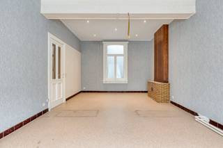 Indeling als volgt:<br />Gelijkvloers:<br />- Inkomhal die uitgeeft op de verschillende vertrekken<br />- Leefruimte/gelijkvloerse slaapkamer (ca. 30m²)<br />- Keuken (ca. 17m²) met vernieuwd meubel voorzien van inductie kookvuur, dampkap, vaatwas, ijskast, microgolfoven en voldoende kastruimte<br />- Gelijkvloerse badkamer (ca. 8m²) voorzien van douche, enkel wandmeubel en toilet<br />- Trappenhal met technische ruimte <br /><br />Eerste verdieping:<br />- Ruime polyvalente ruimte (ca. 67m²) met terras<br /><br />Diversen:<br />- Kelder<br />- Verwarmd op stookolie<br />- Mogelijk interessant om samen met aangrenzend pand (nummer 65) aan te kopen<br /><br />(ver-)Kopen of (ver-)huren in Kalmthout, Essen en omstreken?<br />Met vragen kan u altijd bij ons terecht! <br />Dewaele Vastgoed Kalmthout<br /><br /><br />Bestuursmaatregelen in het maatregelenregister: nee