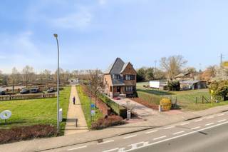Achter deze charmante gevel schuilt een warme en uitnodigende thuis. De klassieke baksteenarchitectuur, gecombineerd met een landelijke uitstraling, zorgt voor een tijdloze charme en een bijzonder aangename woonbeleving.<br /><br />De woning is gelegen op een mooi perceel van 750 m² en biedt maar liefst 193 m² bewoonbare oppervlakte, waardoor ruimte en comfort hier centraal staan.<br /><br />Via de inkomhal met gastentoilet betreedt u de woning. Op het gelijkvloers bevindt zich een ruime leefruimte met eetplaats en een uitgeruste keuken. Aansluitend vind je een praktische bureauruimte met ingebouwde kasten – ideaal voor wie thuis werkt of een rustige leesplek zoekt.<br /><br />De woning beschikt bovendien over een zeer ruime kelder, bereikbaar via een vaste trap, die perfect kan dienen als opslagruimte, wijnkelder of hobbyruimte.<br /><br />Op de eerste verdieping vind je drie ruime slaapkamers en een badkamer. De woning beschikt bovendien over een zolder die nog tal van mogelijkheden biedt.<br /><br />Buiten wacht een zonnige tuin met extra opbergruimte, ideaal voor tuinmateriaal, fietsen of een creatieve hobbyruimte. <br />Een woning waar charme, ruimte en warmte samenkomen – een plek waar je meteen thuiskomt.<br /><br />Wens je graag meer informatie of een bezoek ter plaatse? Contacteer Laure op 0486 37 88 93 of via mail naar laure@immomargaux.be.