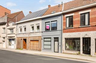 Deze instapklare woning (EPC label C) is gelegen vlakbij het centrum van RoeselareDeze woning is als volgt ingedeeld:Op het gelijkvloers: inkom,...