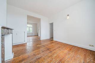 <p><b>Info & bezoeken:</b> nathalie.p@weinvest.be | 02 315 77 22</p>
<p>In een gewilde en gezellige buurt in Jette, heeft We Invest het genoegen dit charmante duplex-appartement van 106 m² op de bovenste verdiepingen van het gebouw aan u voor te stellen.</p>
<p>Het pand is strategisch gelegen, direct aan de De Smet de Naeyerlaan. De buurt biedt een dynamische leefomgeving met een directe nabijheid van openbaar vervoer (tram, bus), scholen en de winkels van het Spiegelplein.</p>
<p>Genesteld aan de top van een karaktervol gebouw, combineert dit duplex-appartement de tweede verdieping met de ingerichte zolderruimte. Het geniet van veel privacy en een unieke charme onder het dak.</p>
<p><b>Uitstekend nieuws: de elektriciteit is conform en het EPC is performant (Klasse D - 209 kWh/m².jaar).</b> Collectief centraal verwarmingssysteem op gas (Vaillant condensatieketel).</p>
<p>Het pand maakt deel uit van een opbrengsteigendom dat door de gemeente erkend is als een 1-slaapkamerappartement op de 2de verdieping. Aangezien de huidige indeling van de zolder en de dakkapellen afwijkt van de gearchiveerde plannen, wordt het appartement verkocht in de huidige feitelijke toestand. De koper is zelf verantwoordelijk voor de stedenbouwkundige regularisatie indien gewenst (dossier en plannen beschikbaar op aanvraag).</p>
<p>Een zeldzame kans voor liefhebbers van grote volumes onder de schuine daken of voor een uitstekende investering in een zeer gevraagde regio.</p>
<p><b>Mis deze kans niet, bel ons voor het plannen van een bezoek! Al onze exclusieve panden zijn beschikbaar op www.weinvest.be.</b></p>