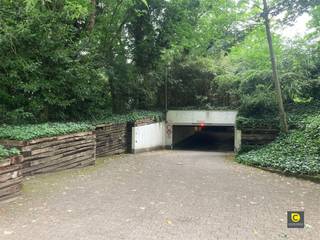 Ondergrondse garagebox met afstandsbediening te Fruithoflaan!Deze garagebox werd recent opgewaardeerd, is centraal gelegen en beschikt over een...