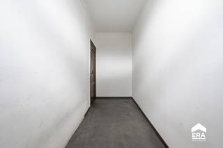 <p>&amp;#127969; Ruime gezinswoning met 4 slaapkamers, zuidgerichte tuin en tal van mogelijkheden!</p>

<p>Bent u op zoek naar een ruime gezinswoning met een uitstekende ligging nabij het centrum van Hooglede? Dan is deze deels gerenoveerde woning op een perceel van 746 m² zeker een bezoek waard! ✨</p>

<p>Via de inkomhal  komt u in de lichtrijke leefruimte, waar gezelligheid en comfort centraal staan. De aansluitende keuken geeft uit op de veranda, vanwaar u het hele jaar door geniet van een prachtig zicht op de zuidgerichte tuin. ☀️&amp;#127807; Daarnaast beschikt het gelijkvloers over een praktische berging en een inpandige garage. &amp;#128663;</p>

<p>Op de eerste verdieping bevinden zich vier volwaardige slaapkamers en een badkamer met ligbad, lavabo en toilet. Ideaal voor een groot gezin of voor wie extra ruimte wenst voor een bureau, hobbykamer of dressing. &amp;#128719;️</p>

<p>Ook de geïsoleerde zolder biedt heel wat mogelijkheden. Mits verdere afwerking kan deze perfect ingericht worden als extra slaapkamer(s), speelruimte of hobbykamer. &amp;#128230;</p>

<h3>&amp;#127775; Reeds uitgevoerde renovaties:</h3>

<p>✔️ Recente centrale verwarming op aardgas</p>

<p>✔️ Nieuwe ramen met hoogrendementsglas en elektrische rolluiken</p>

<p>✔️ Volledig vernieuwd en geïsoleerd dak</p>

<p>✔️ Vernieuwde elektriciteitsinstallatie</p>

<p>Dankzij deze belangrijke investeringen geniet u van een solide basis, terwijl u de woning verder naar eigen smaak kunt afwerken. &amp;#127912;</p>

<p>&amp;#128155; Een ruime woning met een zonnige tuin, vier slaapkamers en een uitstekende ligging. Ontdek zelf het potentieel en plan vandaag nog uw bezoek!</p>