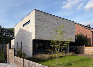 Prachtige moderne, uiterst energiezuinige nieuwbouwvilla (2024), perfect afgewerkt met hoogwaardige materialen, op een toplocatie. Op wandelafstand van het dorpscentrum en rustig gelegen met een weids zicht over de achtergelegen weilanden.<br /><br />Deze futureproof villa biedt hedendaagse architectuur met een lichte gevelsteen en donker aluminium, energiezuinig wonen en comfort.<br /><br />De villa werd ontworpen en gebouwd met veel aandacht en zorg voor materiaalkeuzes en lichtinval. Ze kent een unieke en gebruiksvriendelijke indeling en geeft bij het binnenkomen onmiddellijk een thuis-gevoel.<br /><br />Via de inkomhal met vestiaire en gastentoilet komen we in de open leefruimte (op een schitterende parketvloer) met aansluitend de volledig uitgeruste praktische keuken (ca. 57m²) met een oven, een combi-magnetron, inductievuur met ingebouwde afzuiging, vaatwasser en koelkast. Langs het schuifraam bereiken we het terras en de tuin. Verder is er ook nog een handige bureauruimte aan de voorzijde. (ca. 8m²)<br /><br />Op de 1ste verdieping geeft de nachthal toegang tot 3 volwaardige slaapkamers (ca. 17, 13 en 9m²), een technische ruimte/wasplaats en de ruime, stijlvol ingerichte badkamer met douche, dubbel wastafelmeubel en apart toilet.<br /><br />De verzorgde tuin, met een mooi zicht over de achtergelegen weilanden, is voorzien van een deels overdekt terras, een ruime tuinberging, een carport en oprit & tuinpaden in mooie kleiklinkers.<br /><br />Troeven:<br />- Zeer energiezuinig: E-peil -16, label A+<br />- 14 zonnepanelen van 450 Wp = 6.300 Wp<br />- Geothermische warmtepomp met boring van 112 m diep, vloerverwarming en passieve natuurlijke vloerkoeling (Itho Daalderop)<br />- Ventilatie type D (Vasco)<br />- Hoogwaardige HR+beglazing met zonwerend glas aan de zuidwest kant<br />- 2 regenwaterputten van 10.000 L <br />- Kruipruimte<br />- Uitgebreide elektrische installatie<br />- De woning wordt verkocht onder registratierechten (2% onder voorwaarden en dus geen 21% BTW) <br />- Tot 2031 volledig vrijgesteld van onroerende voorheffing!