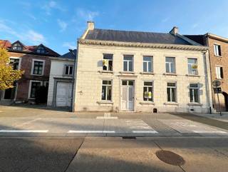 <p>Een uniek stukje geschiedenis op een toplocatie!</p><p>Pal aan de Markt in Herk-de-Stad bevindt zich dit indrukwekkende historische herenhuis, een zeldzaam eigendom waar authentieke architectuur, karakter en uitzonderlijk potentieel samenkomen.</p><p>Achter de statige gevel schuilt een bijzonder pand met een rijke geschiedenis die eeuwen teruggaat. Historische bronnen vermelden het gebouw als ‘Het Moleneyser’ en in de nokbalk prijkt het jaartal 1666. De karaktervolle lijstgevel dateert van omstreeks 1910.</p><p>Authentieke details die indruk maken</p><p>Bij het betreden van het pand valt meteen de prachtige houten trap met sierlijk gebogen leuning op. De kleurrijke glas-in-loodramen, originele binnendeuren, hoge plafonds, verfijnde moulures en authentieke vloeren creëren een sfeer die vandaag nog zelden te vinden is.</p><p>De royale leefruimtes baden in natuurlijk licht dankzij de hoge ramen. Elegante wandbetimmeringen, decoratieve plafondornamenten en een schitterende marmeren schouw met verfijnd beeldhouwwerk benadrukken het uitzonderlijke karakter van deze eigendom.</p><p>Elk vertrek vertelt zijn eigen verhaal en getuigt van het vakmanschap en de grandeur van weleer.</p><p>Een eigendom boordevol mogelijkheden</p><p>Met zijn talrijke vertrekken, indrukwekkende zolderruimte, vier kelders en bijhorende tuin biedt dit herenhuis een bijzonder interessante basis voor een toekomstgericht renovatieproject.</p><p>Of u nu droomt van een prestigieuze privéwoning, een stijlvolle combinatie van wonen en werken, een representatieve praktijkruimte of een uniek investeringsproject: dit pand biedt tal van mogelijkheden, steeds onder voorbehoud van de vereiste vergunningen.</p><p>Het gebouw vraagt om een grondige renovatie, maar net daarin schuilt de kans om historische schoonheid te combineren met hedendaags comfort, met respect voor het authentieke karakter.</p><p>Een topligging met historische uitstraling</p><p>De centrale ligging aan de Markt vormt een absolute troef. Hier geniet u van alle voorzieningen binnen handbereik, terwijl het pand zelf een uitstraling bezit die nauwelijks te evenaren valt.</p><p>Van 1889 tot 2022 bleef het herenhuis bewoond door drie generaties van dezelfde familie. Een bijzondere geschiedenis die bijdraagt aan de unieke identiteit van deze plek.</p><p>Dit is geen doorsnee vastgoed, maar een zeldzame kans om een stukje geschiedenis nieuw leven in te blazen. Indelingsplan en opmetingsplan in bijlage te vinden of op onze site.</p><p>Startprijs is een vanafprijs van 320.000 euro. De eerste biedingsronde loopt nog tot en met 12 november om 15.00 u ! De biedingskosten van 4,54 % zijn bijkomende kosten voor de koper. Infoplicht: Vg, Wg/Agr, Gmo, Gvkr, Gvv. P-score: B, G-score: A. EPC: 807 kWh/(m² jaar) – label F. Oppervlaktes zijn indicatief. Dit betreft een onderhandelingsvoorstel, is geen bindend aanbod.</p>