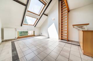 Op de bovenste verdieping van een goed onderhouden gebouw met 4 units, vindt u dit charmante appartement van ±60 m², ideaal gelegen in een...