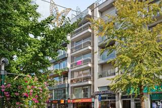 Dit appartement is gelegen in het centrum van Roeselare.De indeling is als volgt: inkomhal met gastentoilet, woonkamer, keuken, terras met zicht op...