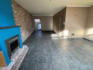 Gelegen in een levendige en commerciële straat te Strombeek-Bever, biedt dit veelzijdig eigendom een ideale combinatie van wonen en werken. De handelsruimte op het gelijkvloers heeft een oppervlakte van ca. 50 m² en is geschikt voor diverse beroepsactiviteiten (winkel, kantoor, vrij beroep, …). De woonst beschikt over een aparte inkomhal en bevindt zich op de bovenliggende verdiepingen. Op de eerste verdieping vindt u een lichtrijke leefruimte van ca. 35 m², een ruime ingerichte keuken met toegang tot het terras en een badkamer uitgerust met bad en toilet. De tweede verdieping omvat twee volwaardige slaapkamers. Via een vaste trap bereikt u de ingerichte zolderverdieping, die perfect dienst kan doen als derde slaapkamer.<br />Verder is er een kelder aanwezig. Het pand beschikt over aparte meters, centrale verwarming op gas en dubbele beglazing.<br />Met een energiescore C is er geen renovatieverplichting van toepassing en de elektriciteit van de woonst is conform tot juli 2043. <br />Ideaal voor zelfstandigen of investeerders die op zoek zijn naar een strategische ligging met veel visibiliteit!