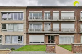 <p><span>In een kleinschalige residentie vinden we dit op te frissen appartement met 2 slaapkamers met ruime, inpandige garagebox, inbegrepen in de prijs!</span></p><p><span>In de straat vinden we het openbaar vervoer richting Lier en Mortsel.</span></p><p><span> </span></p><p><span>Via de gemeenschappelijke inkom nemen we de trap tot bij het appartement op de tweede verdieping.</span></p><p><span>Vooraan het gebouw vinden we de leefruimte (30m²) met rolluiken. Hier hebben we toegang tot de keuken.</span></p><p><span>Langs de achterzijde van het gebouw zijn er 2 slaapkamers (14m² - 6m²) eveneens met rolluiken. In het midden van het appartement is een berging/bureau/eventueel 3e slaapkamer van 5m².</span></p><p><span>De badkamer heeft een bad/douche en wastafel. Wc is apart.</span></p><p><span> </span></p><p><span>Tot slot vinden we aan de achterkant van het gebouw een ruime, inpandige garagebox. Deze is binnen rechtstreeks toegankelijk via appartementsgebouw en inbegrepen in de prijs.</span></p><p><span> </span></p><p><span>Elektriciteit is conform!</span></p><p><span>EPC: 576 kWh/m²j -> renovatieplicht van toepassing binnen 6 jaar</span></p><p><span>Oppervlakte volgens meting EPC.</span></p><p><span> </span></p><p><span>Voor meer info of een bezoek ter plaatse bel 03/449.42.41 of surf naar www.habicom.be</span></p><p><span>Benieuwd naar de waarde van jouw woning? Check het gratis op www.watismijnhuiswaard.be</span></p>