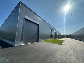 Nieuwbouw KMO-unit van 340 m² en 6 privatieve parkeerplaatsen te koop in Wevelgem.De geïsoleerde casco magazijnruimte is opgebouwd uit een...