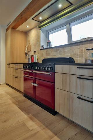 <p>Deze instapklare, volledig gemoderniseerde villa(alles vernieuwd in 2020!) combineert een uiterst praktische indeling met een stijlvolle afwerking en hedendaags wooncomfort.<br />Bij binnenkomst word je verwelkomd in de mooie inkomhal die toegang geeft tot het gastentoilet. De ruime leefruimte baadt in het licht en is afgewerkt met een hoogwaardige vloer en een gezellige kachel — een ideale plek om meteen een warm thuisgevoel te creëren.<br />Aansluitend bevindt zich de open, volledig vernieuwde keuken, uitgerust met een kwalitatief AGA-fornuis, kookeiland en voldoende werk- en opbergruimte. Vanuit de leefruimte heb je bovendien directe toegang tot een lichtrijk bureau, perfect voor thuiswerk of studie. Ook een aparte wasruimte is voorzien, wat het wooncomfort nog verhoogt.<br />De woning beschikt over drie volwaardige slaapkamers, elk voorzien van rolluiken voor optimale privacy en comfort. De tweede slaapkamer heeft een eigen en-suite badkamer met douche, lavabo en toilet. Daarnaast is er nog een tweede volledig vernieuwde badkamer, uitgerust met ligbad, douche, toilet en dubbele lavabo.<br />Buiten geniet je van een ruime oprit met plaats voor meerdere wagens. De tot in de puntjes afgewerkte woning is verder voorzien van  dubbele beglazing en een conforme elektriciteitskeuring.<br />Tot slot werd in 2020 het dak volledig vernieuwd en werd werkelijk alles volledig aangepakt (muren, dak, leidingen, riolering, ramen) waardoor deze woning zorgeloos en toekomstbestendig is.<br />maak nu een afspraak voor één van onze eerste bezoekmomenten</p>