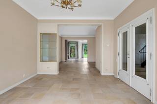 <div>
<div>
<div>
<div>
<p>Deze ruime woning is gelegen op een van de meest gegeerde locaties van Linkeroever. De oorspronkelijke structuur dateert van 1961 en biedt een solide basis om te verbouwen tot een stijlvolle en hedendaagse gezinswoning. Een absolute troef is de prachtige, zuidwest georiënteerde tuin, een oase van rust en groen, ideaal om te genieten van zon en privacy. Indeling: Via de inkomhal bereikt men de lichtrijke leefruimte met open haard en grote raampartijen die zorgen voor een overvloed aan natuurlijk licht en een mooi zicht op de tuin. Aansluitend bevindt zich ook de keuken. Op de eerste verdieping bevinden zich drie ruime slaapkamers en een badkamer. De bovenste verdieping is volledig ingericht en beschikt over een extra badkamer en een terras. Dankzij de aparte toegang is deze ruimte ideaal als vierde slaapkamer, gastenverblijf of polyvalente ruimte. Verder beschikt de woning over een ruime kelderverdieping en een inpandige garage. Met zijn uitstekende ligging, ruime bewoonbare oppervlakte en grote tuin biedt deze woning de ideale basis om volledig naar eigen smaak en wensen in te richten.</p>
</div>
</div>
</div>
</div>
<div>
<div>
<div><span>Gelegen op Linkeroever op wandelafstand van het Sint Annastrand. U woont hier op een ideale uitvalshoek voor rust en ontspanning na een bruisend bezoek aan de stad.<br /><br />EPC: C - Vg, Wg, Gmo, Gvkr, Gvv - P + G score: B<br /></span></div>
</div>
</div>