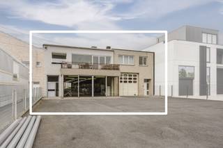 Op zoek naar een uitzonderlijke eigendom waar wonen, werken en ruimte perfect kunnen worden gecombineerd? Langs de Brugsesteenweg in Kuurne bieden we twee veelzijdige panden samen aan, goed voor een bijzonder ruim geheel met tal van mogelijkheden voor ondernemers, zelfstandigen, investeerders of wie wonen en werken wil combineren.<br /><br />De twee eigendommen beschikken samen over maar liefst 466 m² aan polyvalente ruimtes, aangevuld met ruime woonmogelijkheden, buitenruimte en parkeergelegenheid.<br /><br />Het eerste pand omvat een ruime gelijkvloerse ruimte van 175 m² met een poorthoogte van maar liefst 3,70 meter. Deze ruimte kan perfect dienstdoen als garage, magazijn, opslagruimte, atelier, hobbyruimte of zelfs als locatie voor het organiseren van groepslessen. De ruime oprit zorgt voor een vlotte toegankelijkheid en biedt parkeergelegenheid voor meerdere voertuigen.<br /><br />Boven deze ruimte bevindt zich een verzorgd appartement van maar liefst 150 m², bereikbaar via een afzonderlijke ingang. De gezellige leefruimte beschikt over een haard en sluit aan op de vernieuwde, volledig uitgeruste keuken. Verder zijn er drie slaapkamers: een ruime hoofdslaapkamer en twee aansluitende kamers die dankzij een schuifdeur van elkaar kunnen worden gescheiden. Daarnaast zijn er een badkamer, afzonderlijk toilet en praktische berging.<br /><br />Een absolute troef is de veranda met aansluitend een bijzonder ruim dakterras van maar liefst 75 m². Een heerlijke buitenruimte om te ontspannen of gezellig te tafelen. Achteraan bevindt zich bovendien een ruime tuinzone met heel wat mogelijkheden, onder meer voor wie graag dieren houdt of extra buitenruimte wenst. Twee airco-installaties zorgen voor extra comfort tijdens warme zomerdagen.<br /><br />Het tweede pand beschikt over een nog grotere gelijkvloerse polyvalente ruimte van maar liefst 291 m², met een poorthoogte van 2,95 meter. Ook hier zijn de mogelijkheden bijzonder uitgebreid: garage, magazijn, opslagruimte, atelier, hobbyruimte of een ruimte voor een eigen activiteit of groepslessen. De ruime oprit zorgt opnieuw voor een vlotte toegankelijkheid en extra parkeermogelijkheden.<br />Via een authentieke inkomhal met karaktervolle trap bereik je de bovenliggende woonst van 171 m². De ruime nachthal vormt het centrale vertrekpunt en geeft toegang tot alle vertrekken. Er is een aparte keuken, een lichtrijke leefruimte met balkon, twee ruime slaapkamers, een badkamer en een veranda met aansluitende berging. De woonst biedt een aangename basis om er meteen comfortabel te wonen.<br /><br />De combinatie van beide panden creëert een bijzonder ruim geheel met twee afzonderlijke woongelegenheden en een totale polyvalente oppervlakte van 466 m². Hierdoor zijn er tal van mogelijkheden voor wie wonen en werken wil combineren, meerdere activiteiten wil huisvesten, extra opslagruimte nodig heeft of op zoek is naar een interessante investering.<br /><br />Ook de ligging is een belangrijke troef. De eigendommen bevinden zich langs de Brugsesteenweg in Kuurne, met een vlotte verbinding naar de R8. Zowel Kuurne, Kortrijk als de omliggende gemeenten zijn hierdoor uitstekend bereikbaar. De commerciële ligging maakt het geheel bovendien interessant voor verschillende professionele activiteiten.<br /><br />De panden bevinden zich in een zone met gemengde bestemming, waar onder meer wonen, diensten, kantoren, stapelplaatsen en handelsactiviteiten mogelijk zijn. Autohandel en een supermarkt zijn niet toegelaten.
