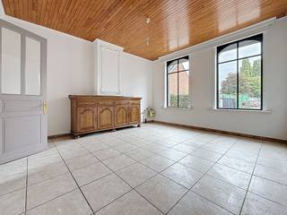 Deze charmante woning bevindt zich in het centrum van Staden, op wandelafstand van winkels, openbaar vervoer, school,...Indeling :* Inkomhal* Grote...