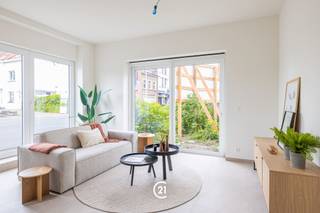 <p><span>Modern gelijkvloers wonen met terras én tuin in Residentie Jean DArme</span></p><p><span>Welkom in Residentie Jean D'Arme, een stijlvolle nieuwbouwresidentie met verwijzing naar de vroegere gendarmerie. Dit prachtig gelijkvloers appartement combineert hedendaags wooncomfort met een ruim terras en een gezellige privatieve tuin ideaal om in alle rust te genieten.</span></p><p><span>Dankzij de uitstekende ligging aan de rand van het centrum bereikt u vlot winkels, openbaar vervoer en alle dagelijkse voorzieningen. Extra praktisch: er is mogelijkheid tot aankoop van een ruime berging, privatieve staanplaats en/of garage.</span></p><p><span>Bovendien worden deze appartementen verkocht onder registratierechten in plaats van btw, wat financieel een bijzonder interessant voordeel betekent. De vermelde prijs is excl. regiistratiekosten, aansluitingskosten en eventuele aankoop van garage, staanplaats en/of berging.</span></p><p><span> </span></p><p><span>Kom dit project zelf vrijblijvend ter plaatse ontdekken, én maak meteen een afspraak. Reeds 30% VERKOCHT!</span></p><p><span> </span></p><p><span> </span></p>