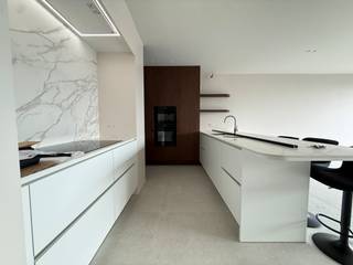Ontdek dit prachtig appartement op een toplocatie in het hart van Tielt. Het appartement wordt volledig afgewerkt met zéér kwalitatieve materialen en onderdelen. <br /><br />De ligging is een absolute troef: centraal, op wandelafstand van de Markt van Tielt, en toch geniet u van een rustig woonomgeving in Residentie Noë. <br /><br />Indeling: <br />U komt binnen in een ruimte leefruimte met open keuken (volledig geïnstalleerd). Vanuit de leefruimte heeft u toegang tot het aangenaam, overdekt terras. Verder beschikt het appartement over een praktische berging, nachthal, twee volwaardige slaapkamers, een luxueuze badkamer en apart gastentoilet. <br /><br />Bij het appartement hoort bovendien een autostaanplaats, private berging en drie fietsstaanplaatsen.<br /><br />Het appartement is beschikbaar na voltooiing van de werken (verlichting, schilderen, gordijnen,...)<br />De huurprijs is exclusief de gemeenschappelijke kosten. <br /><br />Bent u op zoek naar een kwalitatief en luxueus appartement in het centrum van Tielt? Grijp dan deze unieke kans en neem vandaag nog contact met ons op voor een bezoek!<br /><br />EPB in opmaak.