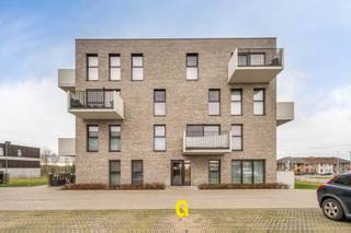 Dit recent 1-slaapkamer appartement bevindt zich op de gelijkvloerse verdieping van een recent opgericht gebouw, gelegen te Heuveldal.De ligging is...
