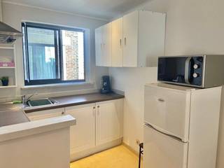 Te huur, vanaf 01/08/2026. Volledig gemeubelde studio aan de Vindictivelaan met een prachtig uitzicht over de jachthaven. De studio biedt alle comfort die je nodig hebt en is ideaal voor wie op zoek is naar een praktische en stijlvolle woonruimte. Het appartement is volledig uitgerust, inclusief meubels, keukenapparatuur en elektrische voorzieningen, zodat je onmiddellijk kunt intrekken.<br /><br />De huurprijs bedraagt 685 euro per maand, met een voorschot van 50 euro voor algemene onkosten, 35 euro voor waterverbruik en 80 euro voor verwarming. De locatie is uitstekend bereikbaar en biedt volop mogelijkheden om te genieten van de omgeving, met de jachthaven en het stadscentrum op wandelafstand.<br /><br />Met zijn moderne inrichting en het adembenemende uitzicht is deze studio de perfecte keuze voor een zelfstandige woning. Ben je geïnteresseerd in dit pand te huur in Oostende? Ga naar de website www.dermul.be, klik op het pand dat je wenst te huren. Via de knop "ik heb interesse" vragen we u kort een profiel in te vullen. Daarna nemen we contact op voor een bezoek. Telefonisch kunnen er geen afspraken gemaakt worden.